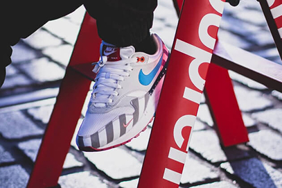 写真:スニーカーを履いてる人の足